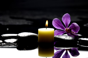 Obraz na płótnie Canvas palenie świec spa z różowa orchidea refleksji