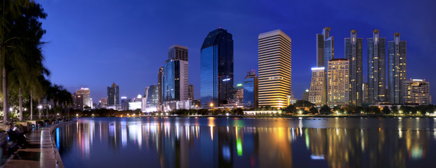 Naklejka premium Panorama miasta Bangkok nocą Bangkok, Tajlandia