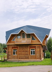 Двухэтажный деревянный дом. Образец на продажу
