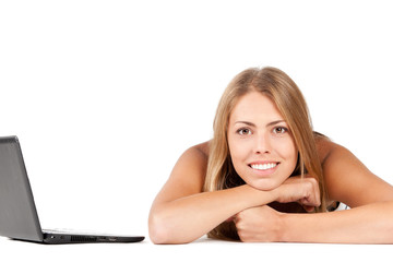 Obraz premium Woman with laptop lying down on the floor