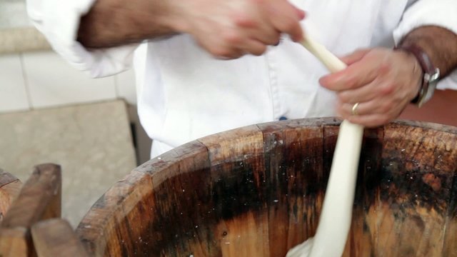 Lavorazione trecce di mozzarella