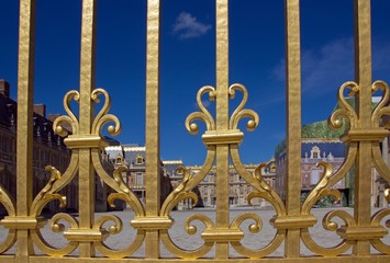 château de Versailles vue au travers de ses grilles dorées