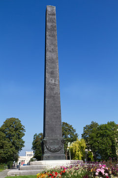 Der Obelisk am Karolinenplatz in M&uuml;nchen