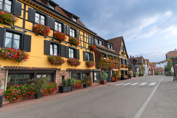 Fototapeta na wymiar Typowa Ulica z domami z muru pruskiego, Alzacja