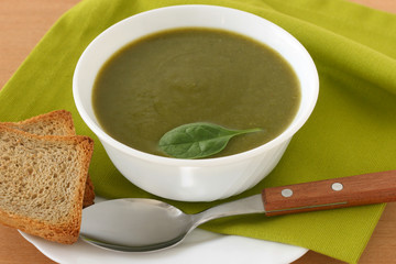 Spinach soup with toast
