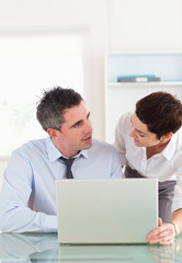 Obraz premium Portrait of coworkers working with a laptop