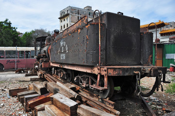 Fototapeta na wymiar vecchio treno per il trasporto di canna da zucchero a cuba