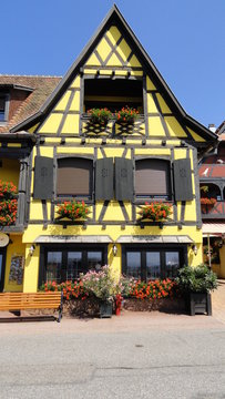 Maison &agrave; colombages - village viticole d'Itterswiller (Alsace)