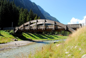 ponte di legno su torrente di montagna