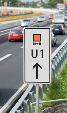 Umleitungs-Schild an einer Autobahn