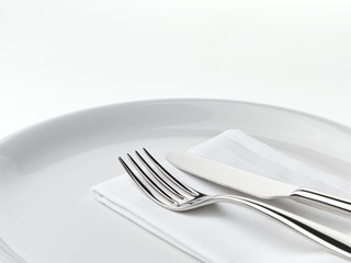 Besteck mit Serviette auf Teller