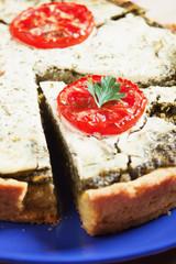 Quiche lorraine wit spinach and tomato