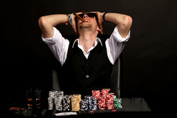 Mann verliert alles!