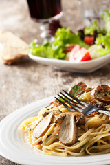 Pasta mit Steinpilzen und Gabel