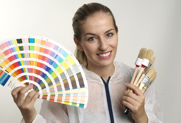 Junge Frau mit Malerfarbe hinter einem Textfreiraum
