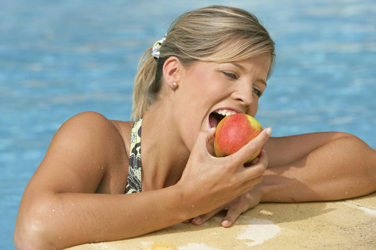 Femme - croque une pomme