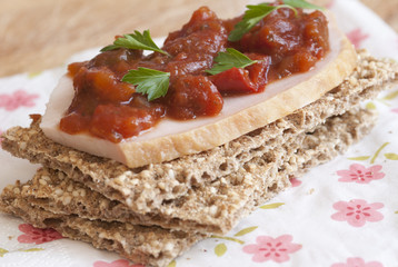 Crispbread with chicken and chutney