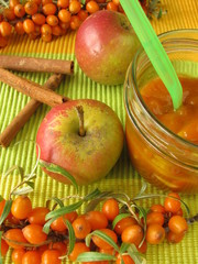 Fruchtaufstrich mit Sanddorn, Apfel und Zimt