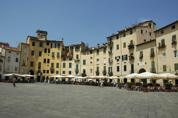 Fototapeta na wymiar Piazza Anfiteatro, Lucca