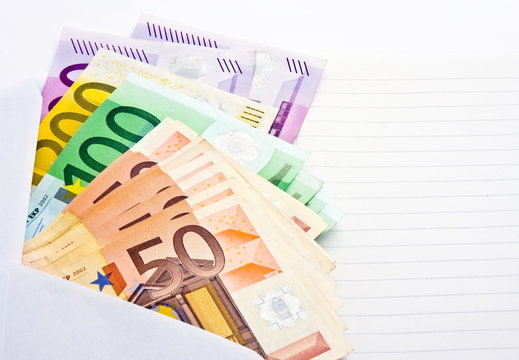 banconote su un foglio a righe