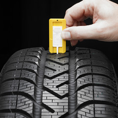Checking the tread pattern of a winter tire