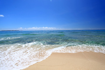 コマカ島の青い空と打ち寄せる波