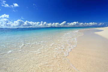 水納島の白い砂浜と透き通る海