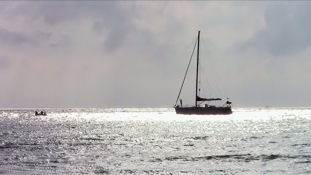barca a vela all'ancora in un mare d'argento