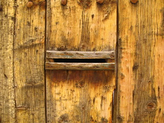 Antigua puerta con buzón