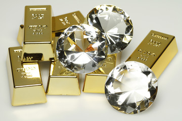 Goldbarren und Diamanten