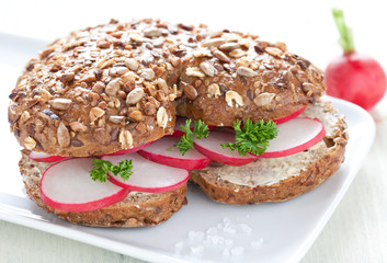 Vollkornbrötchen mit Radieschen