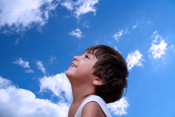 bambino che guarda verso il cielo