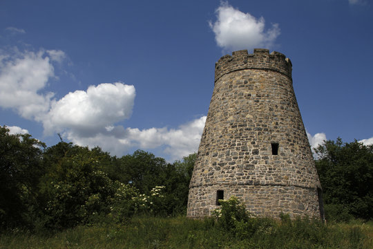 Windm&uuml;hlenstumpf, der an einen K&uuml;hlturm erinnert