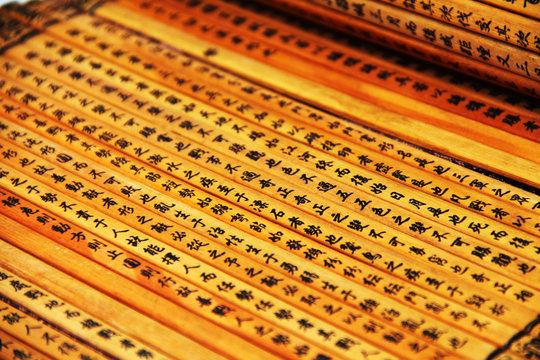 Fototapeta 竹の巻物に書かれた中国文字の兵法