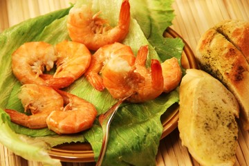 Garnelen mit Kräuterbrot