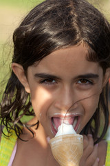 bambina mangia gelato cono