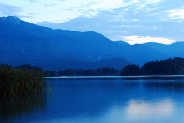 Blaue Stunde am Seeufer