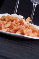 Penne al sugo su piatto bianco