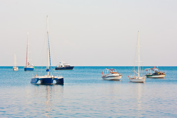 Fototapeta na wymiar Kilka jachtów i łodzi w pięknym morzu.