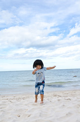 Fototapeta na wymiar little asian girl running on the beach