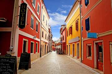 Fototapeta na wymiar Ulica z wielobarwnych budynków w Chorwacji