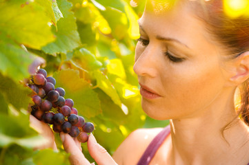 Frau mit Weintrauben