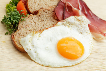 Spiegelei mit rohen Schinken und Graubrot