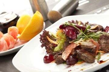Beef with grapefruit and rucola salad