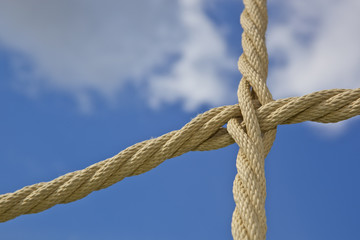Verbindung Seil Knoten mit blauem Himmel im Hintergrund