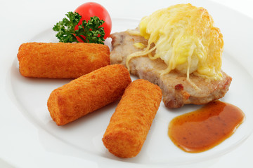 Schweinesteak Dubarry, Blumenkohl überbacken, Kartoffelkroketten