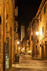 Fototapeta premium Streets of San Gimignano, in the night
