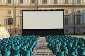 Platea e schermo gigante, Villa Reale