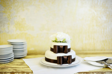 Fototapeta na wymiar Pyszne biały i brązowy tort weselny