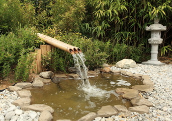 fontaine en bambous sur bassin aquatique de jardin